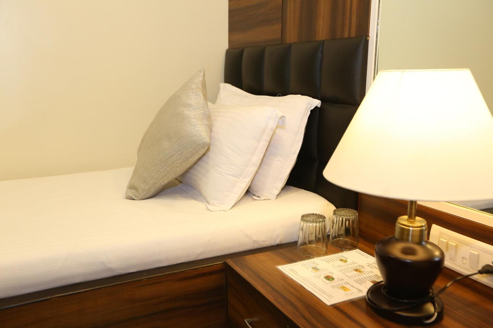 Gulf Hotel Mumbai- The Boutique Hotel Colaba ムンバイ エクステリア 写真