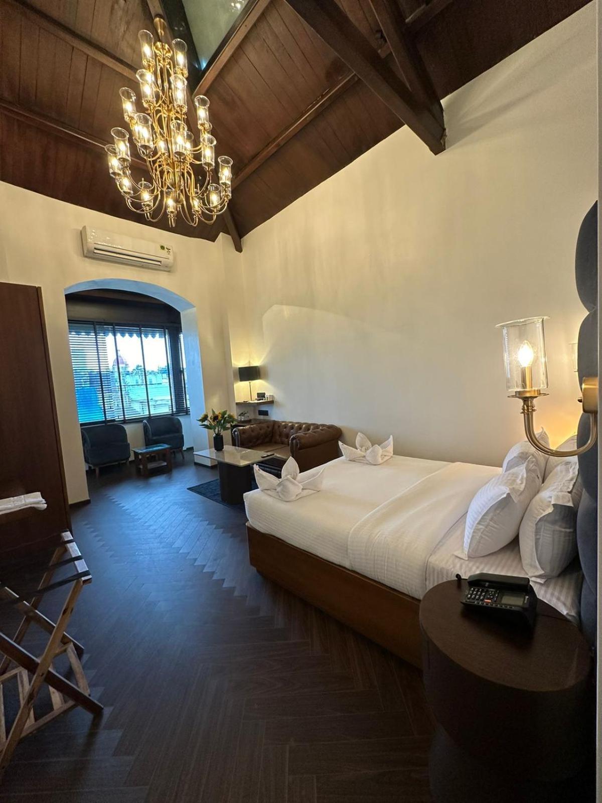 Gulf Hotel Mumbai- The Boutique Hotel Colaba ムンバイ エクステリア 写真