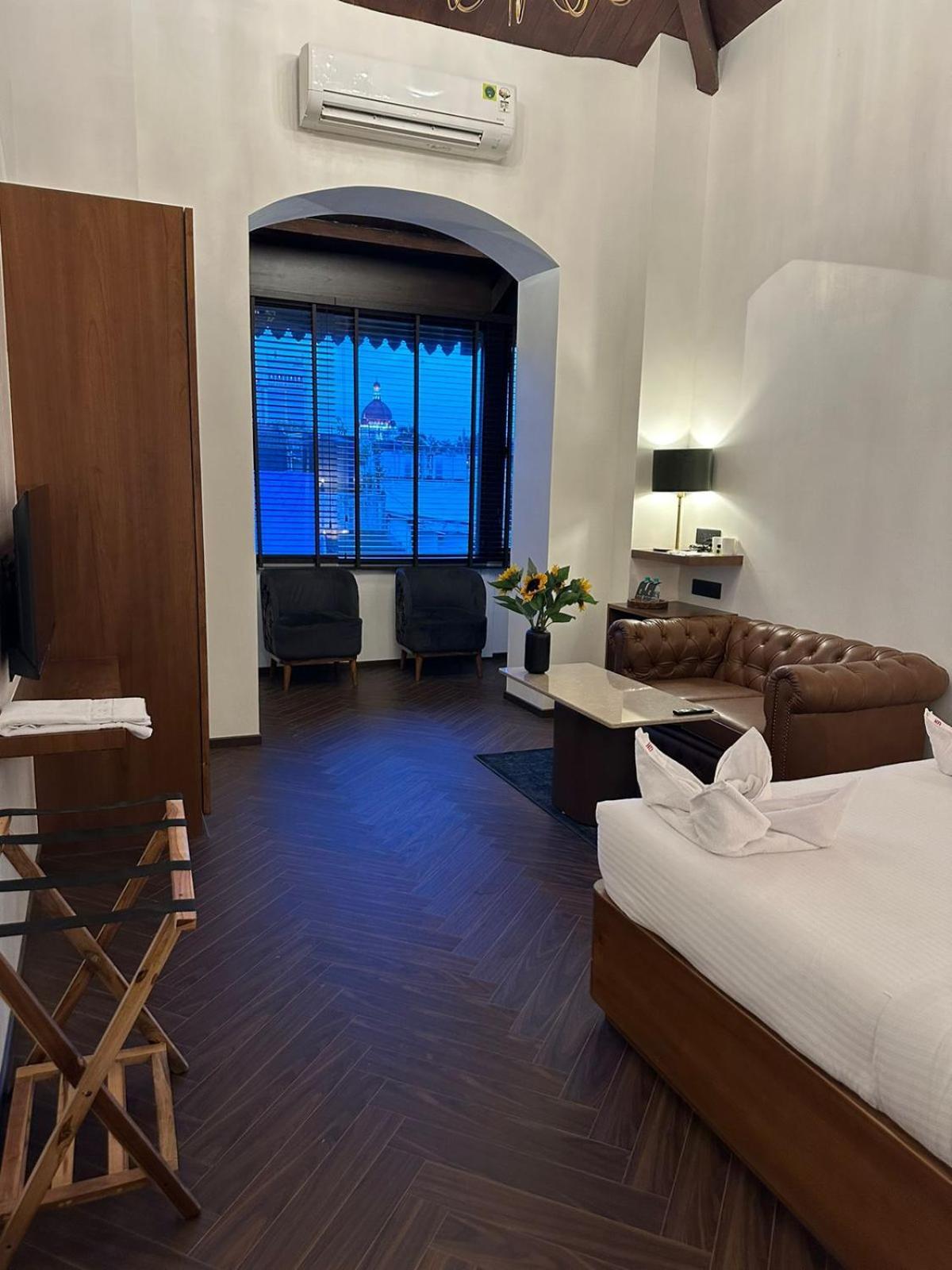 Gulf Hotel Mumbai- The Boutique Hotel Colaba ムンバイ エクステリア 写真