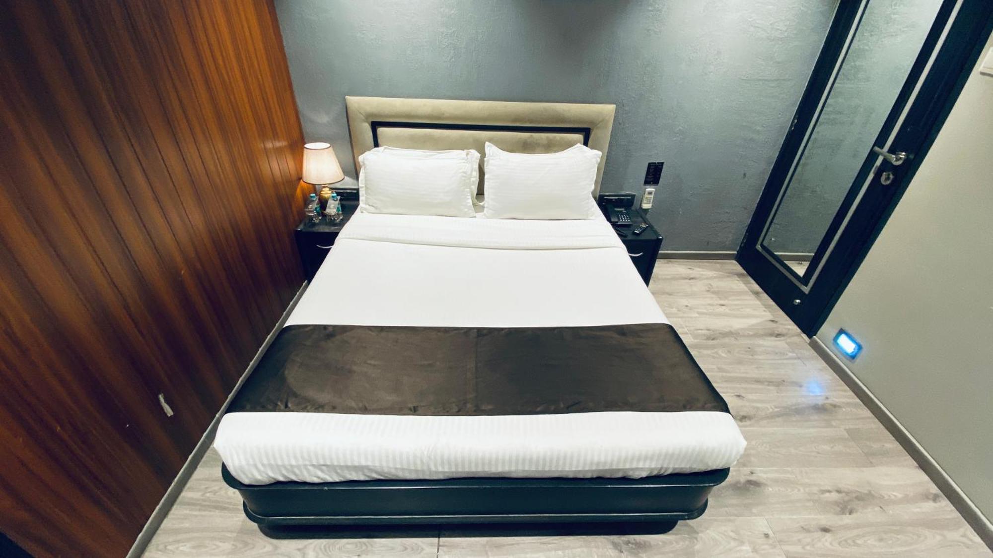 Gulf Hotel Mumbai- The Boutique Hotel Colaba ムンバイ エクステリア 写真